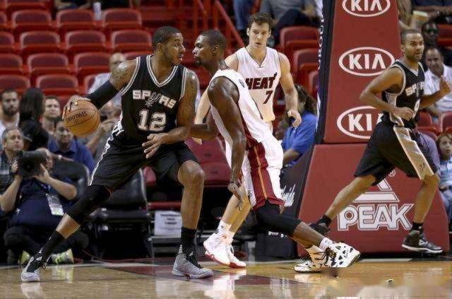 NBA约基奇补时争议绝杀勇士，终结对手七连胜登顶西部引热议